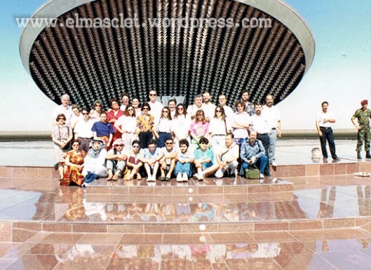 La expedición ante el monumento al soldado desconocidoi